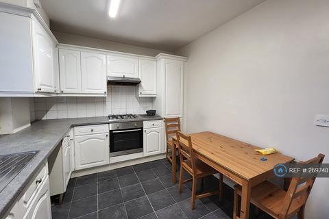 3 bedroom semi-detached house to rent, Colindale Avenue, Manchester, M9