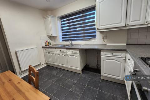 3 bedroom semi-detached house to rent, Colindale Avenue, Manchester, M9