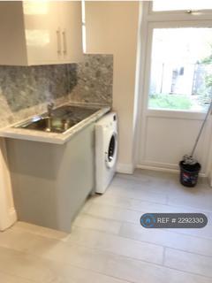 1 bedroom in a house share to rent, Sibthorpe  Road, London, SE12