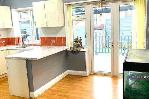 4 bedroom semi-detached house to rent, Kingswood Road, Watford, WD25
