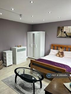 Studio to rent, Highfield Avenue, London, NW11