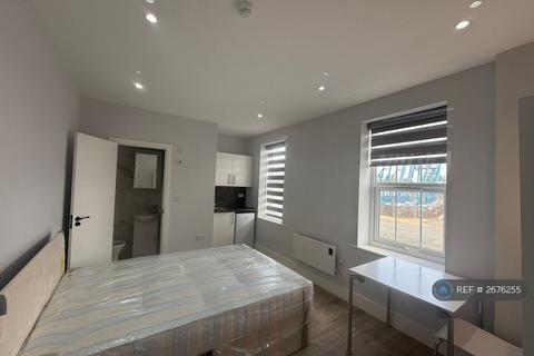 Studio to rent, Uxbridge Road, Hayes, UB4