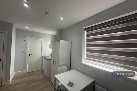 Studio to rent, Uxbridge Road, Hayes, UB4