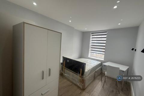 Studio to rent, Uxbridge Road, Hayes, UB4