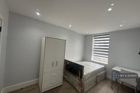 Studio to rent, Uxbridge Road, Hayes, UB4