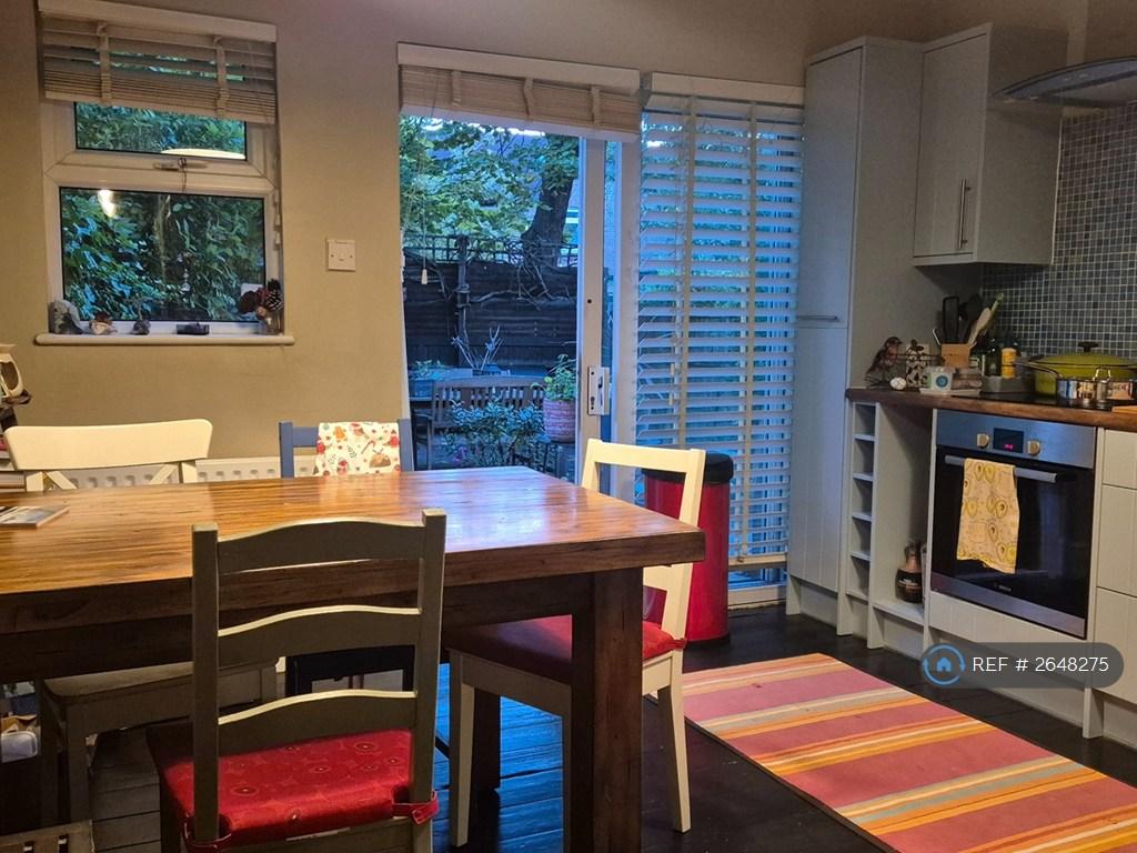 Spacious Eat In Kitchen Garden Access
