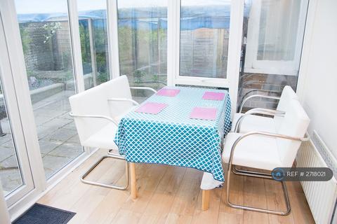 1 bedroom in a house share to rent, Roehampton Vale, London, SW15