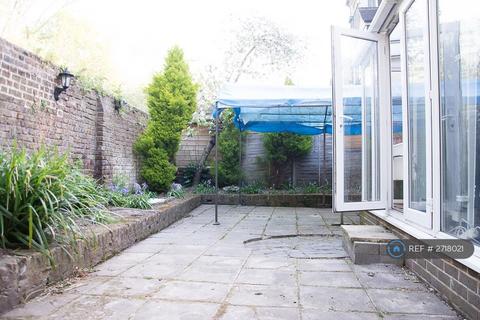 1 bedroom in a house share to rent, Roehampton Vale, London, SW15