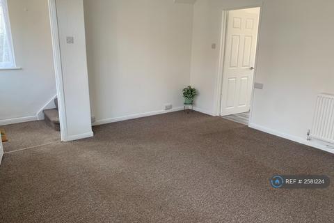3 bedroom semi-detached house to rent, Harding Road, Ryde, PO33