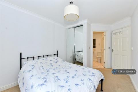 2 bedroom flat to rent, Datchet Road, Slough, SL3