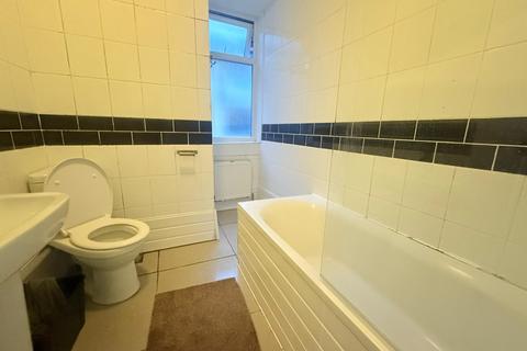 2 bedroom flat to rent, Cleveland Park Avenue, London E17