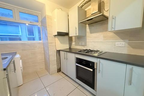 2 bedroom flat to rent, Cleveland Park Avenue, London E17