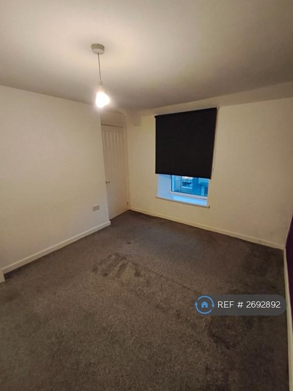 Bedroom 1 (2)