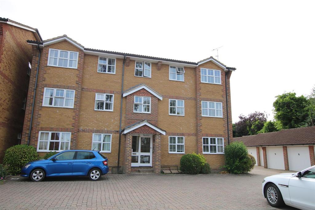 TRINITY COURT, HORSHAM 2 bed apartment - £1,400 pcm (£323 pw)