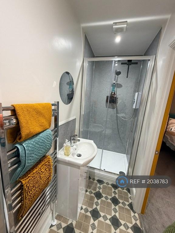 Room 2 & 4 Ensuite