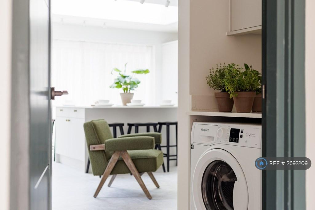 Utility Area Washing Machine & Tumble Dryer