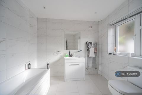 2 bedroom flat to rent, Crowther Avenue, Brentford, TW8
