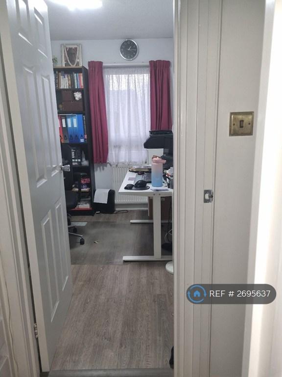 3rd Bedroom / Study