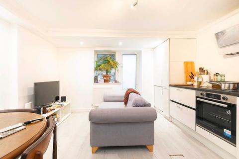 3 bedroom flat to rent, Fairhazel Gardens, London NW6