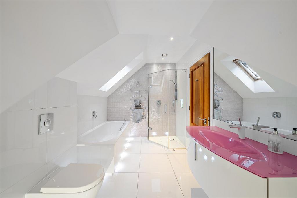 En Suite Shower Room: