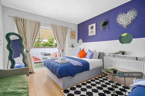 Studio to rent, Roman Road, London, E3