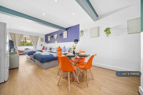 Studio to rent, Roman Road, London, E3