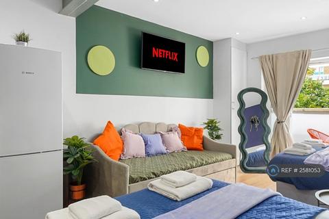 Studio to rent, Roman Road, London, E3