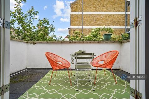 Studio to rent, Roman Road, London, E3