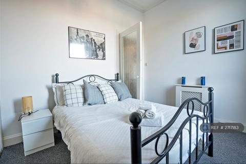 2 bedroom flat to rent, Cathcart Place, Edinburgh, EH11