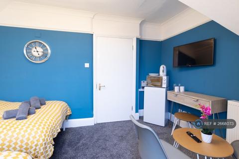 Studio to rent, Merton Road, Southsea, PO5