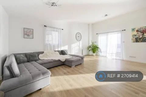2 bedroom penthouse to rent, Inverness Mews, London, E16