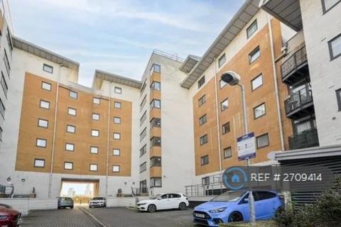 2 bedroom penthouse to rent, Inverness Mews, London, E16