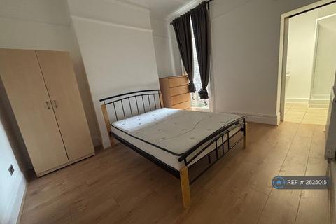 1 bedroom in a house share to rent, Durnsford Road, London, SW19