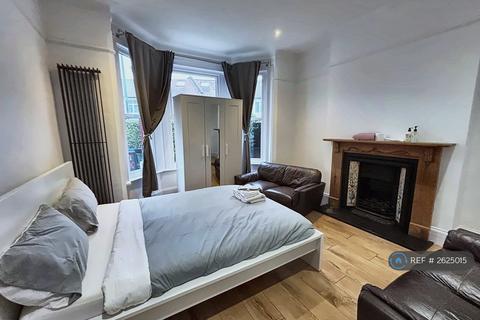 1 bedroom in a house share to rent, Durnsford Road, London, SW19