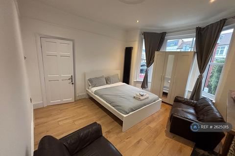 1 bedroom in a house share to rent, Durnsford Road, London, SW19