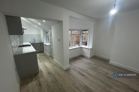 2 bedroom end of terrace house to rent, Whalley Lane, Blackpool, FY4
