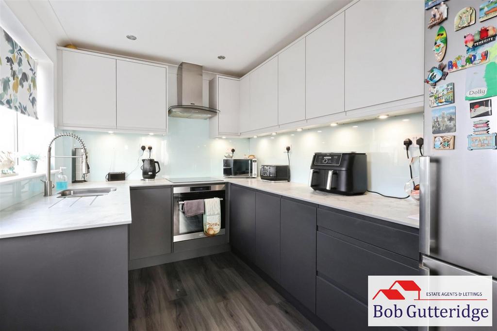 Modern fitted kitchen / dining room