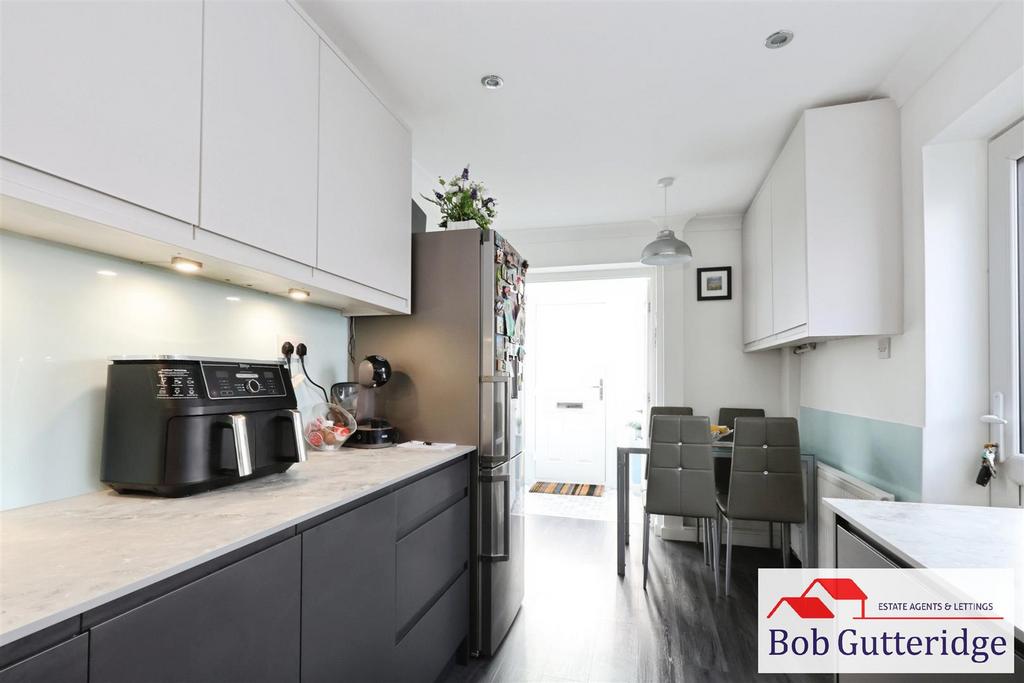 Modern fitted kitchen / dining room