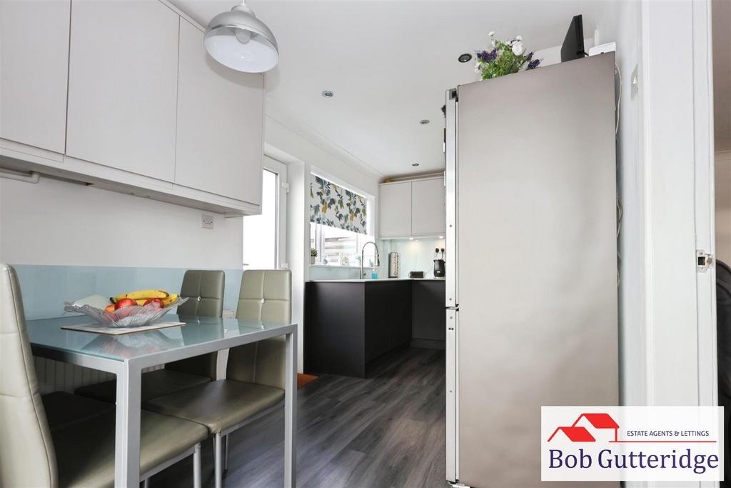 Modern fitted kitchen / dining room