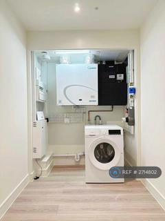 1 bedroom in a flat share to rent, Menara Point, London, E16