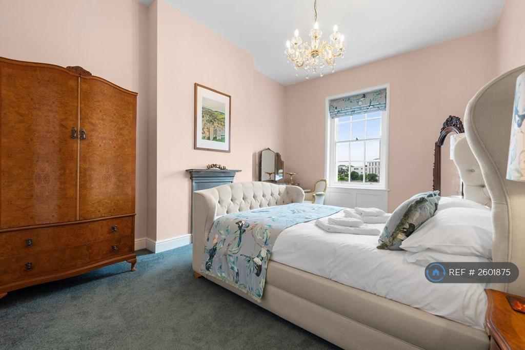 King Size Bedroom With Fireplace & Sea View