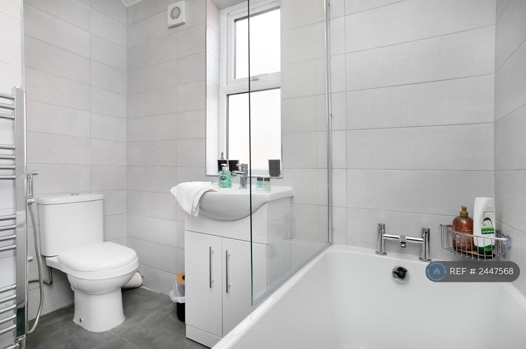 Bathroom 2 With Bath And Bidet