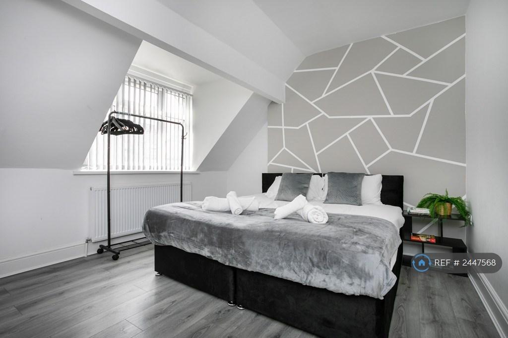 Bedroom 5 With Kingsize Or 2 Single Beds + Towels