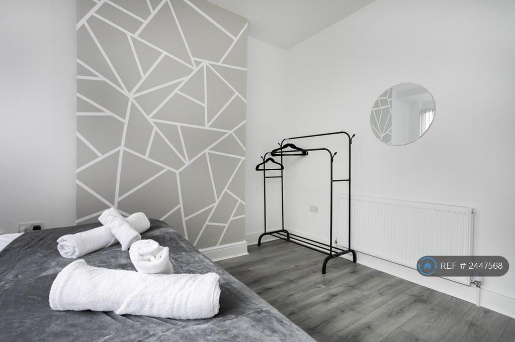 Bedroom 1 With Kingsize Or 2 Single Beds + Towels
