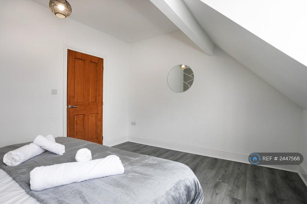 Bedroom 5 With Kingsize Or 2 Single Beds + Towels