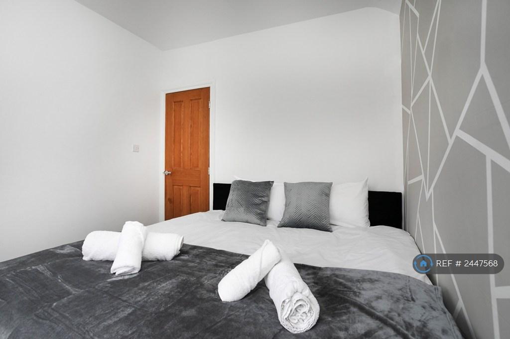 Bedroom 2 With Kingsize Or 2 Single Beds + Towels