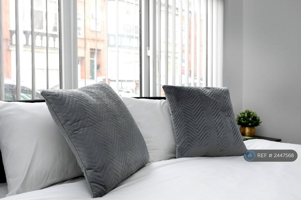 Bedroom 1 Throws