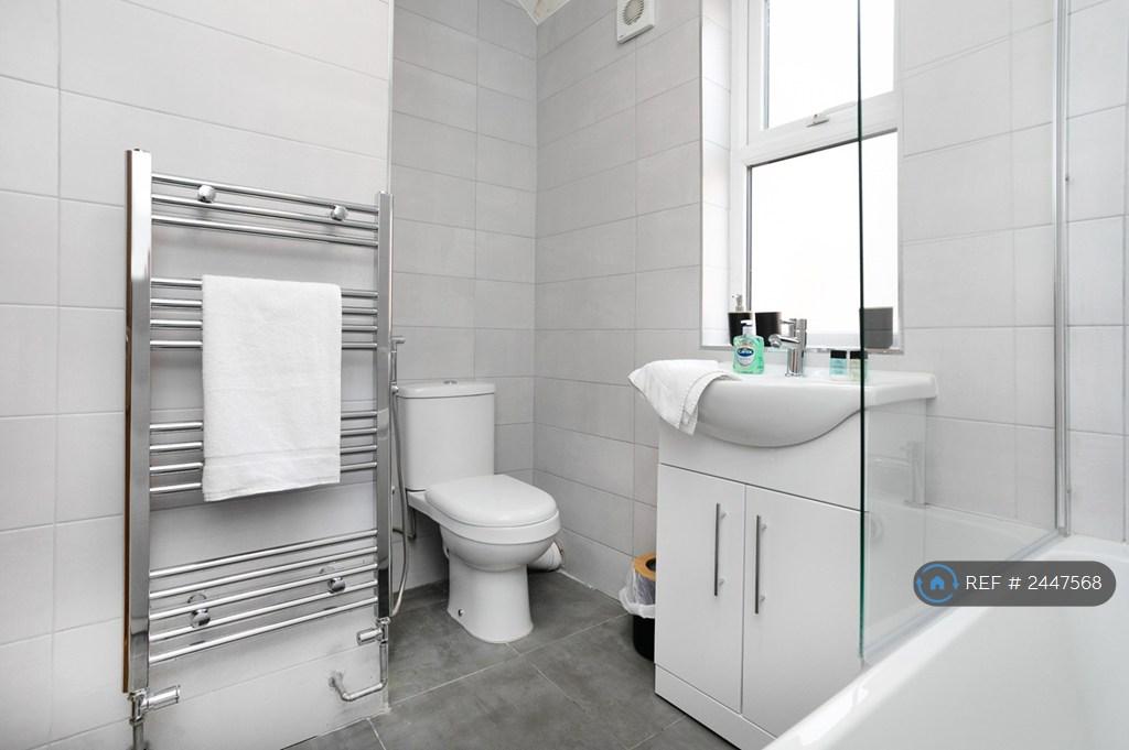 Bathroom 2 With Bath And Bidet