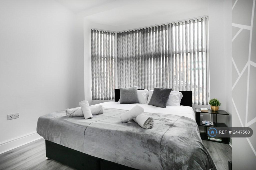Bedroom 1 With Kingsize Or 2 Single Beds + Towels