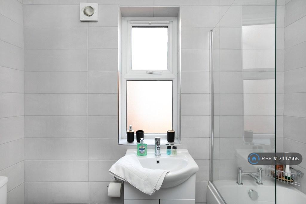 Bathroom 2 With Bath And Bidet